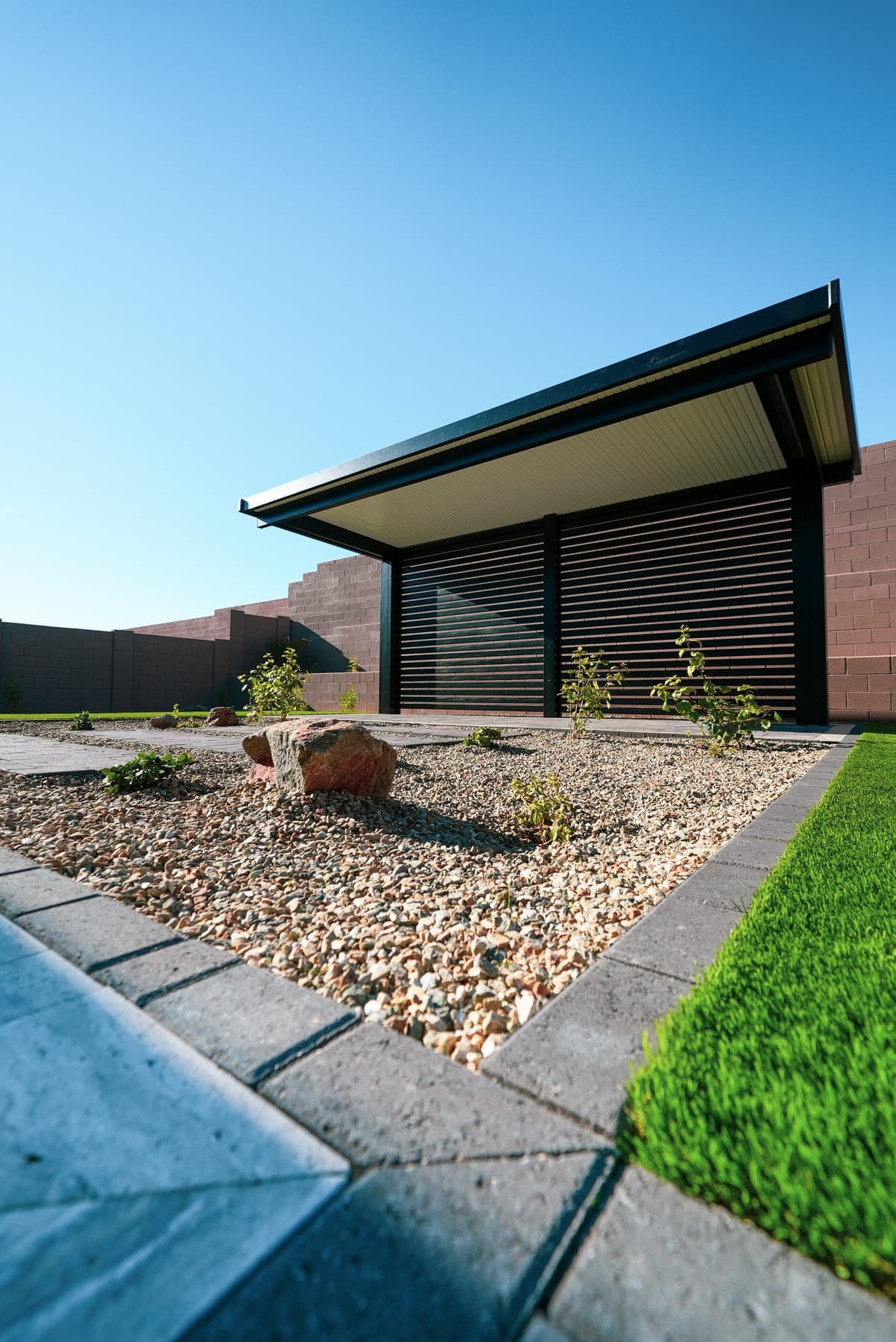 Cantilever shade cover with post-free edge